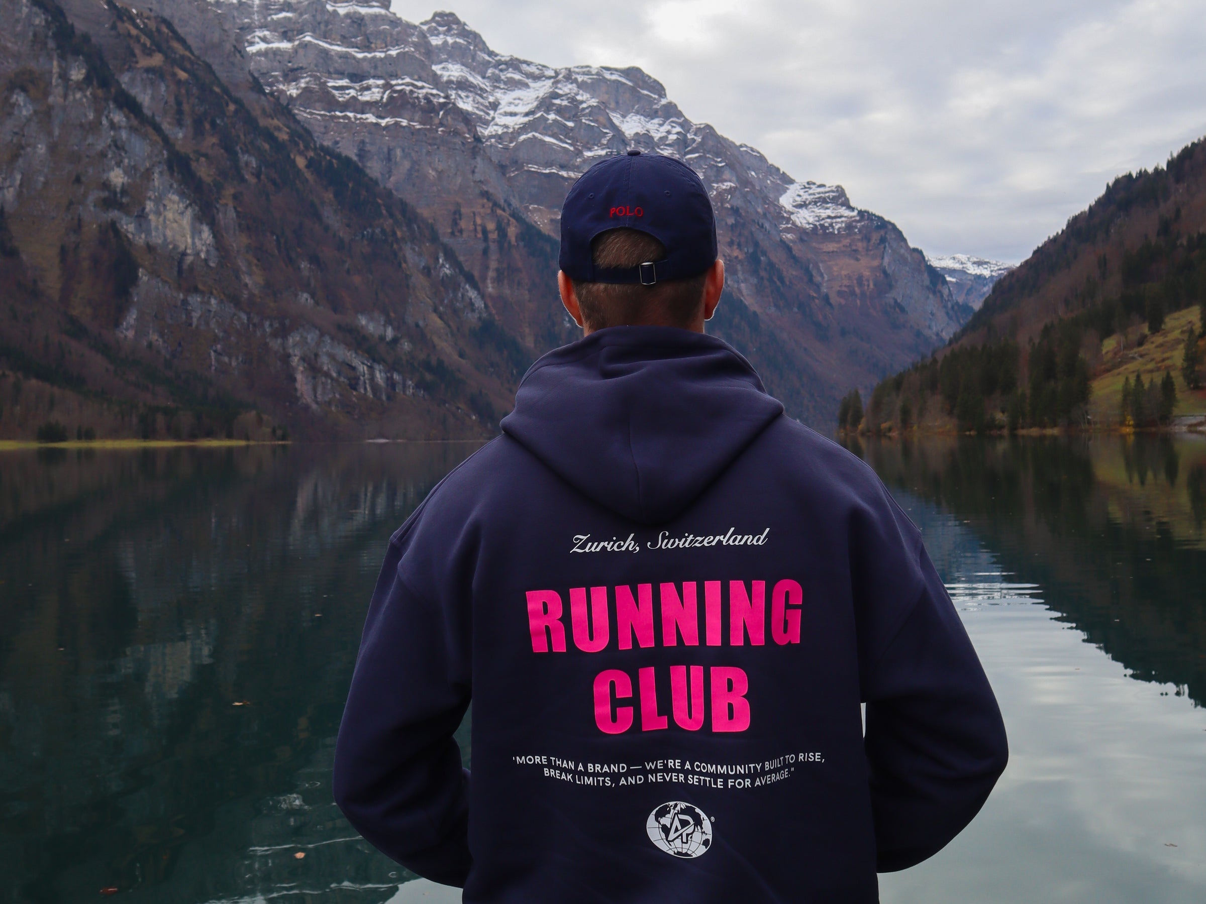 Athlet im Athlix Running Club Hoodie vor Bergsee und Alpenpanorama – Trailrunning in den Bergen