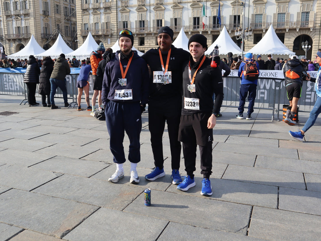 Athlix Team mit Finisher-Medaillen im Zielbereich – die ersten 48 Stunden nach dem Rennen