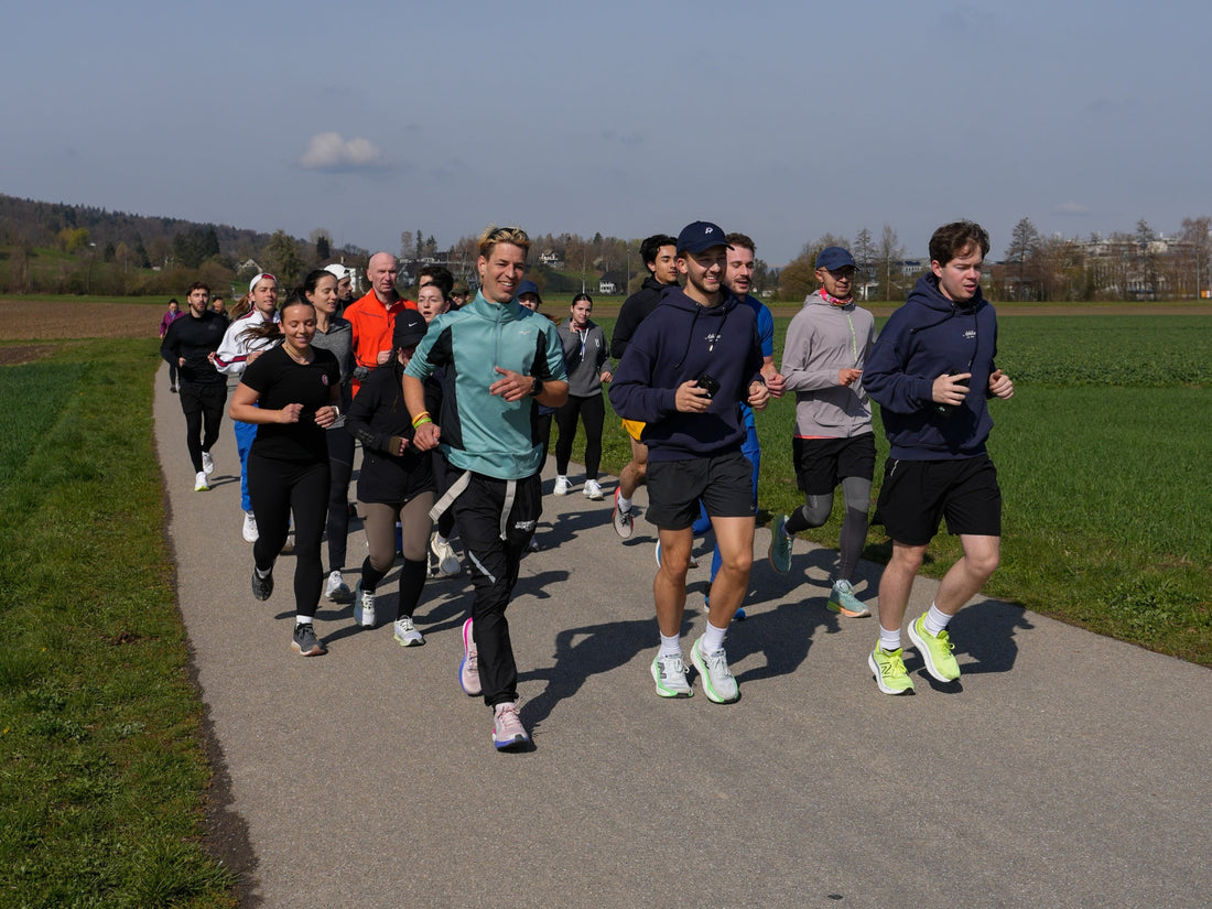 Athlix Community Run in the sunshine on a dirt road – heat training in summer