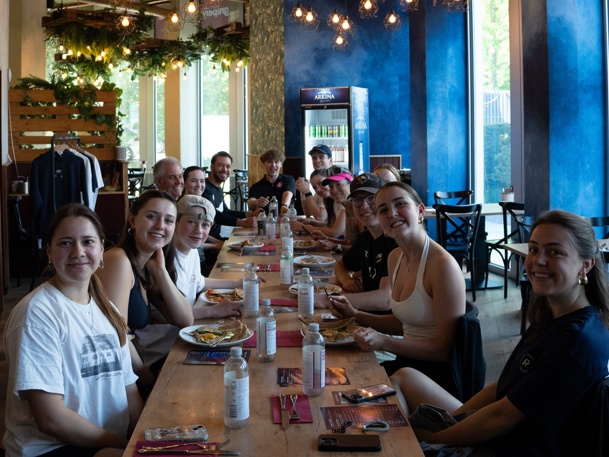 Athlix Community beim gemeinsamen Essen nach dem Run – Meal-Prep und Ernährung für Sportler