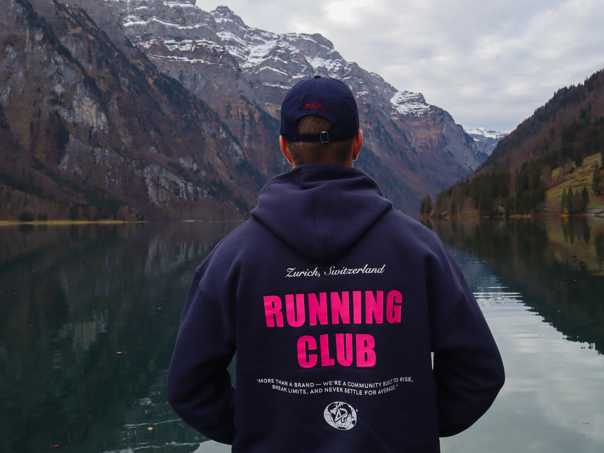 Athlet im Athlix Running Club Hoodie vor Bergsee und Alpenpanorama – Trailrunning in den Bergen