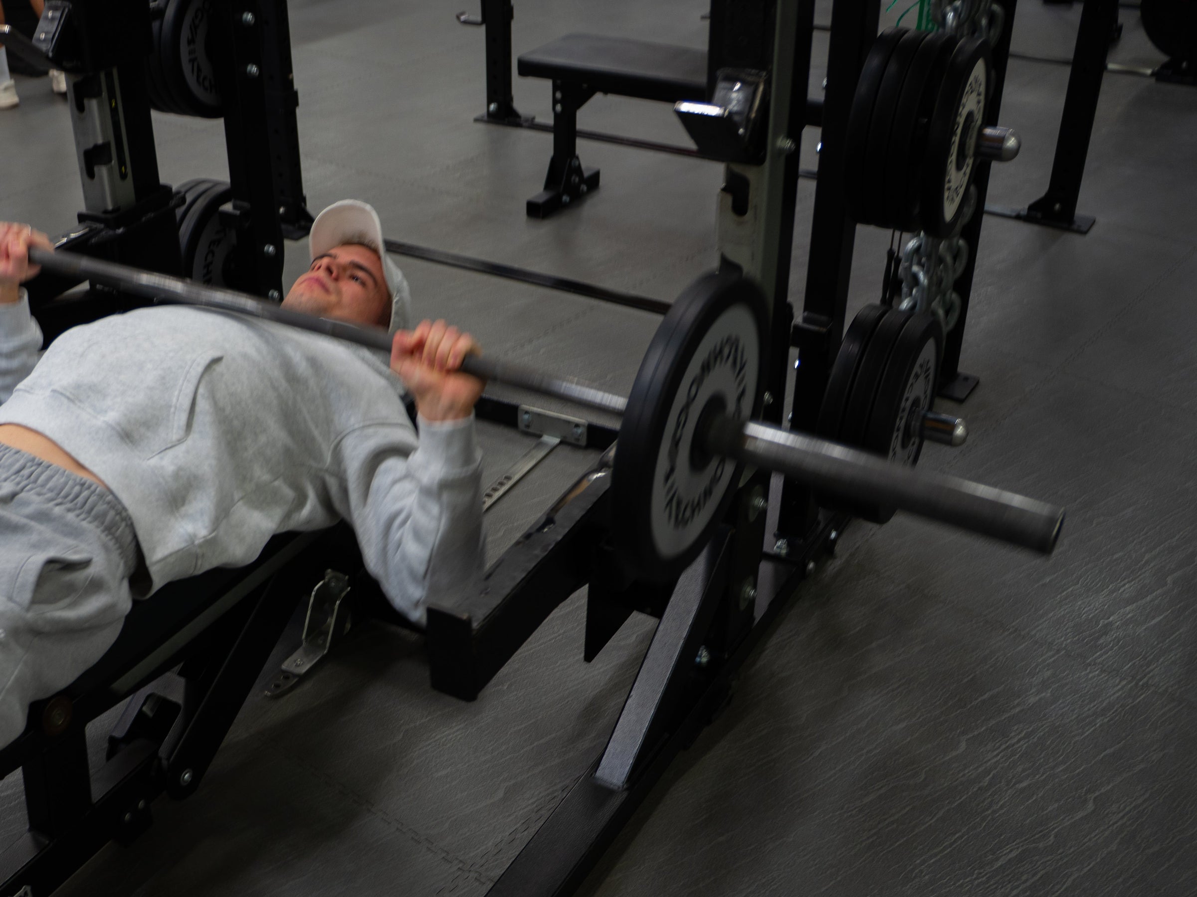 Athlet beim Bankdrücken im Gym – Kraftausdauer-Training bei Athlix Performance