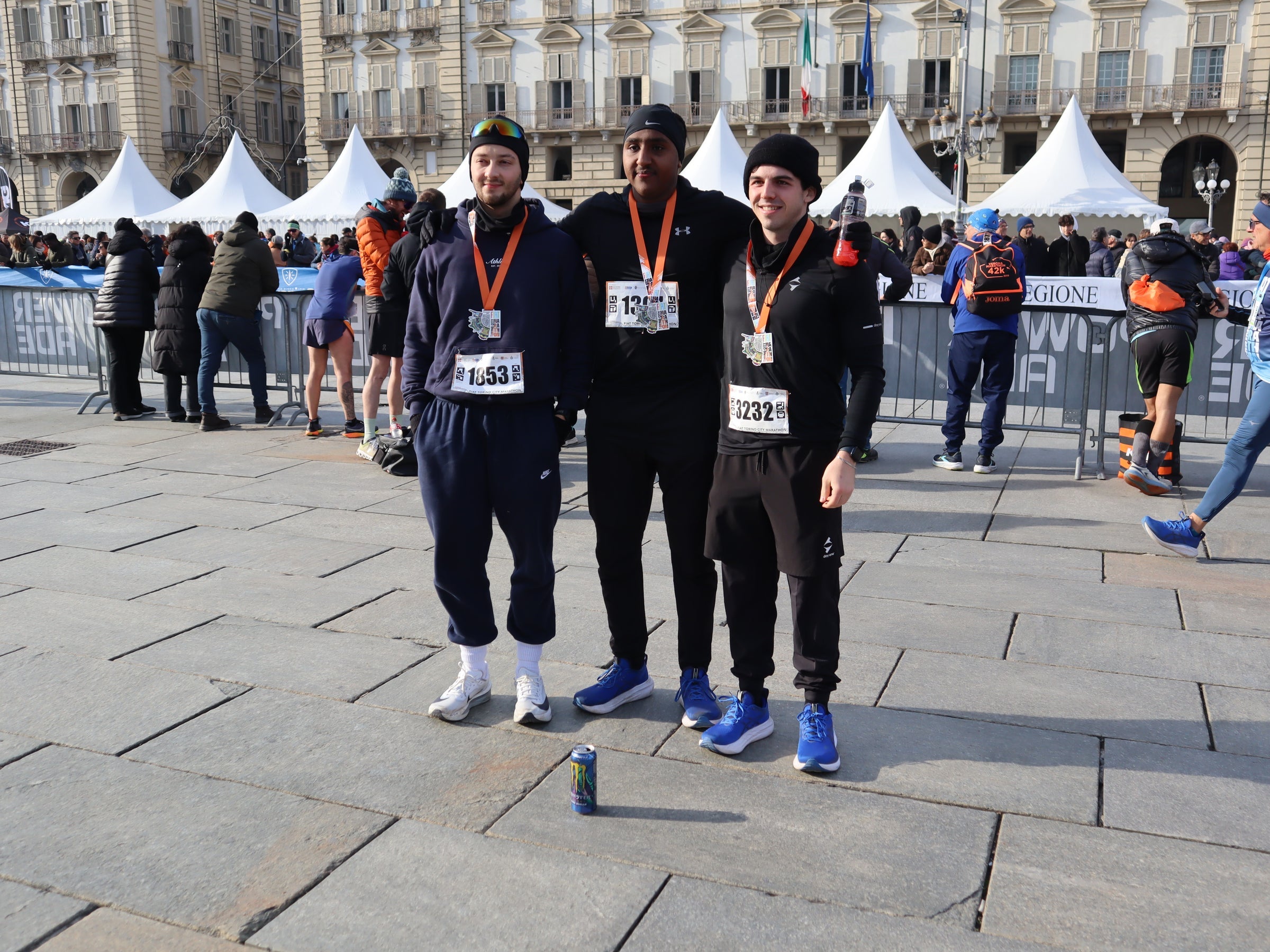 Athlix Team mit Finisher-Medaillen im Zielbereich – die ersten 48 Stunden nach dem Rennen