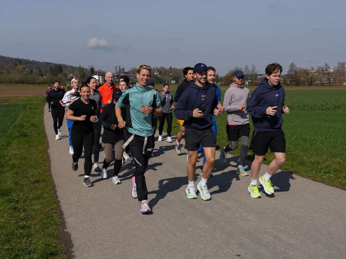 Athlix Community Run bei Sonnenschein auf dem Feldweg – Hitzetraining im Sommer