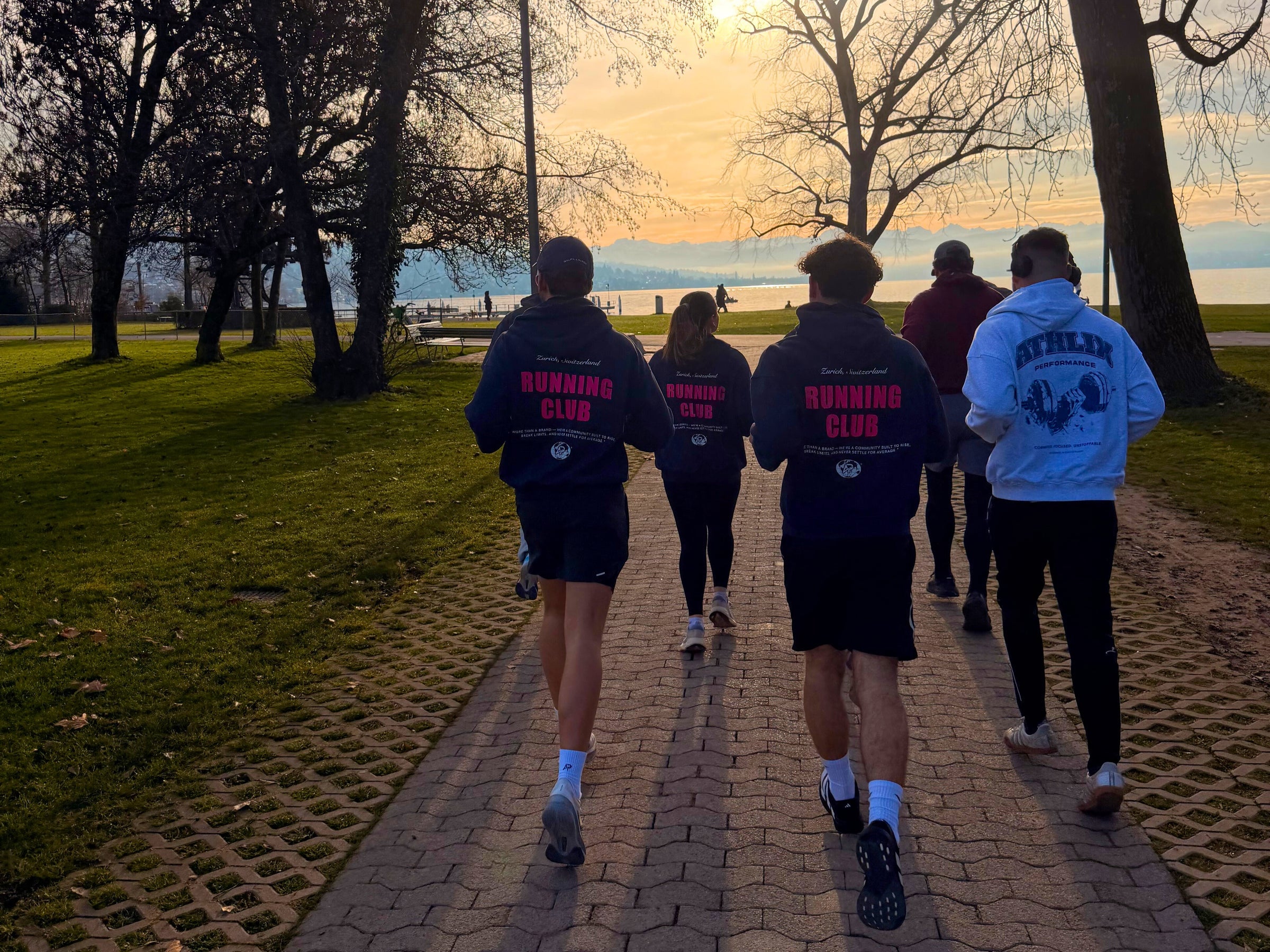 Athlix Running Club läuft im Abendlicht am See entlang – Schlaf und Erholung für Performance