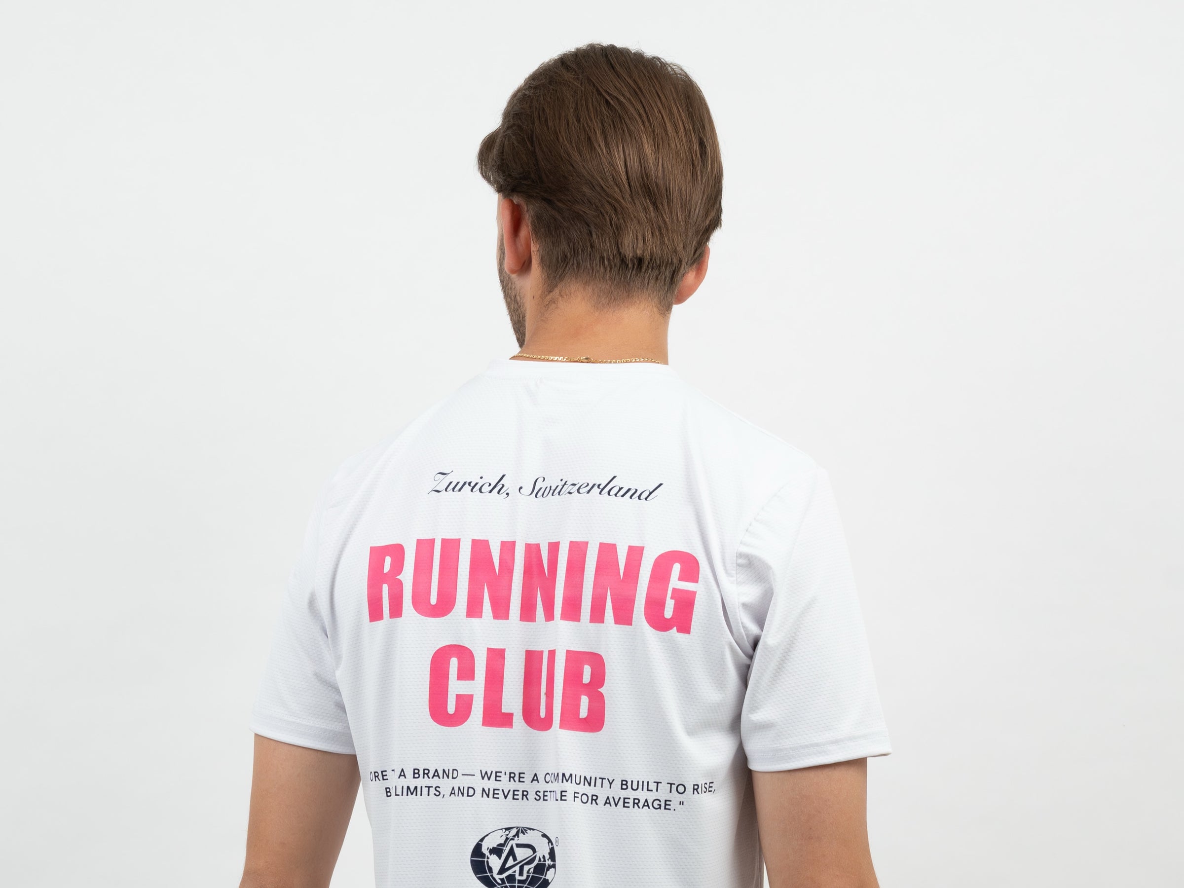 Athlet im weissen Athlix Running Club Performance T-Shirt von hinten – das richtige Laufshirt für heisse Tage
