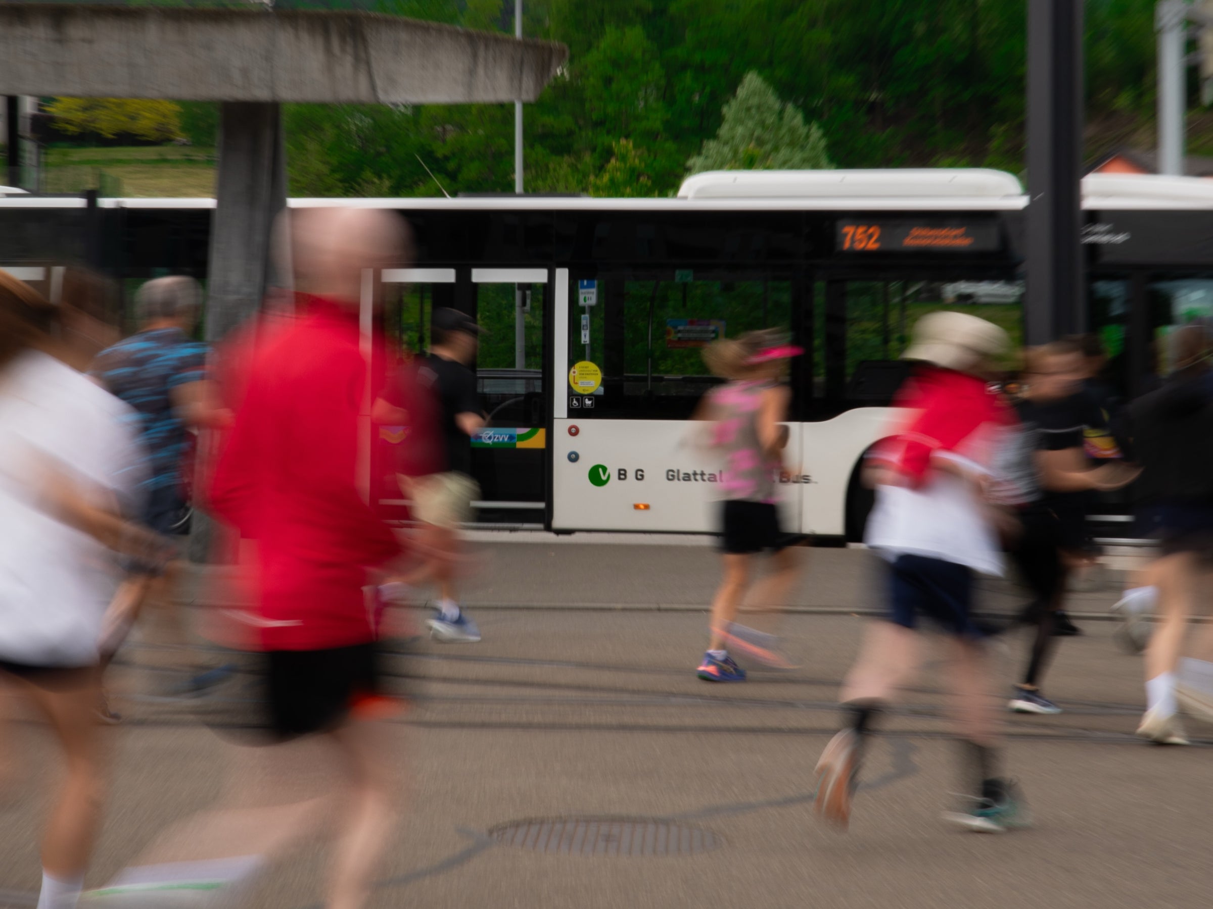 Läufergruppe im Renntempo auf der Strasse mit Motion Blur – Pacing und Negative Split
