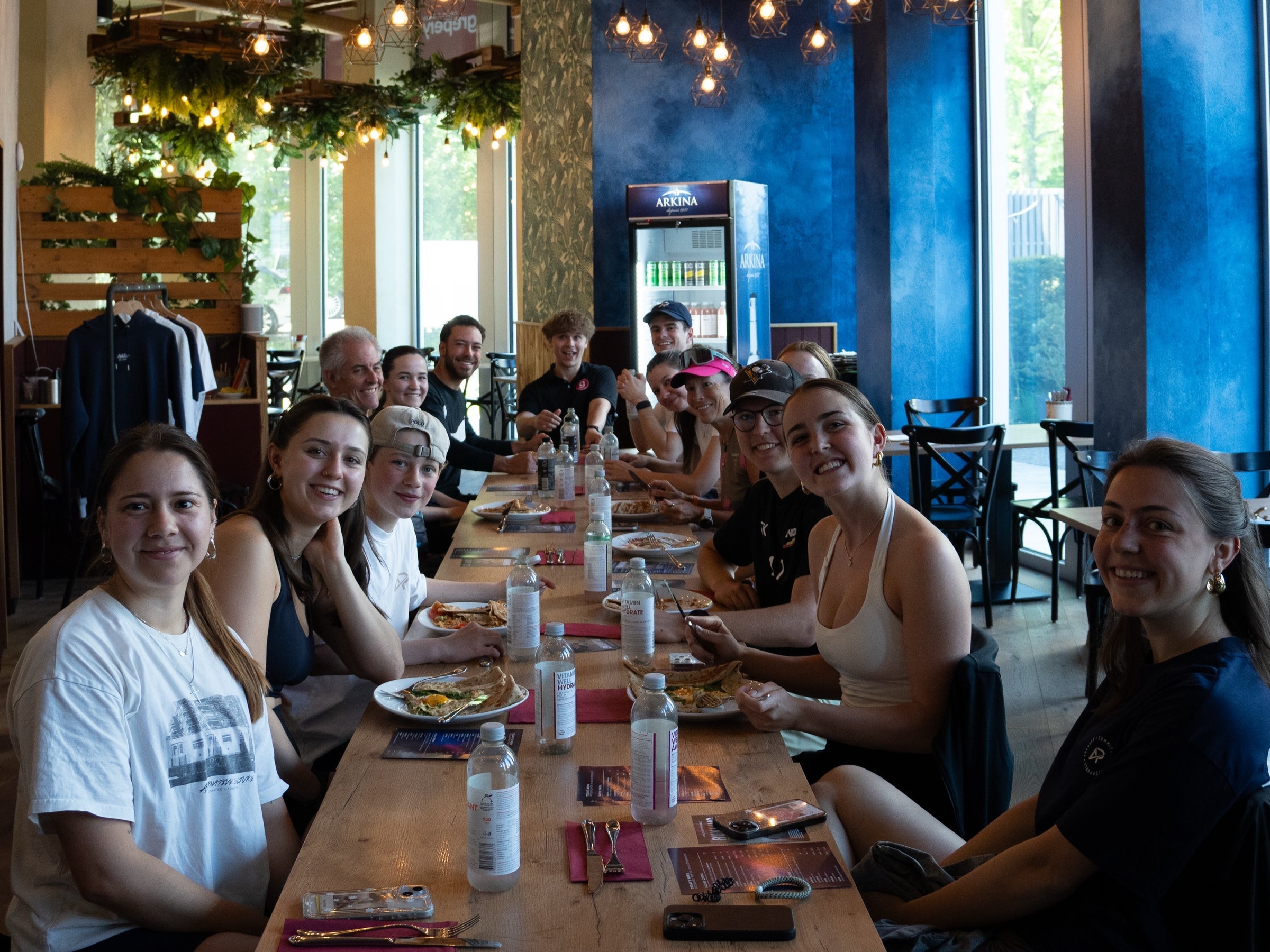 Athlix Community beim gemeinsamen Essen nach dem Run – Meal-Prep und Ernährung für Sportler