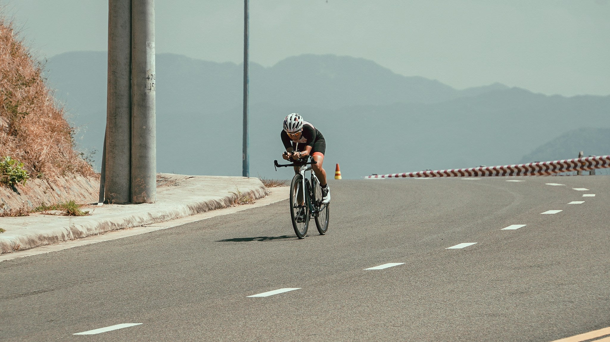 Triathlet in aerodynamischer Haltung auf dem Rennrad während der Radstrecke eines Triathlons
