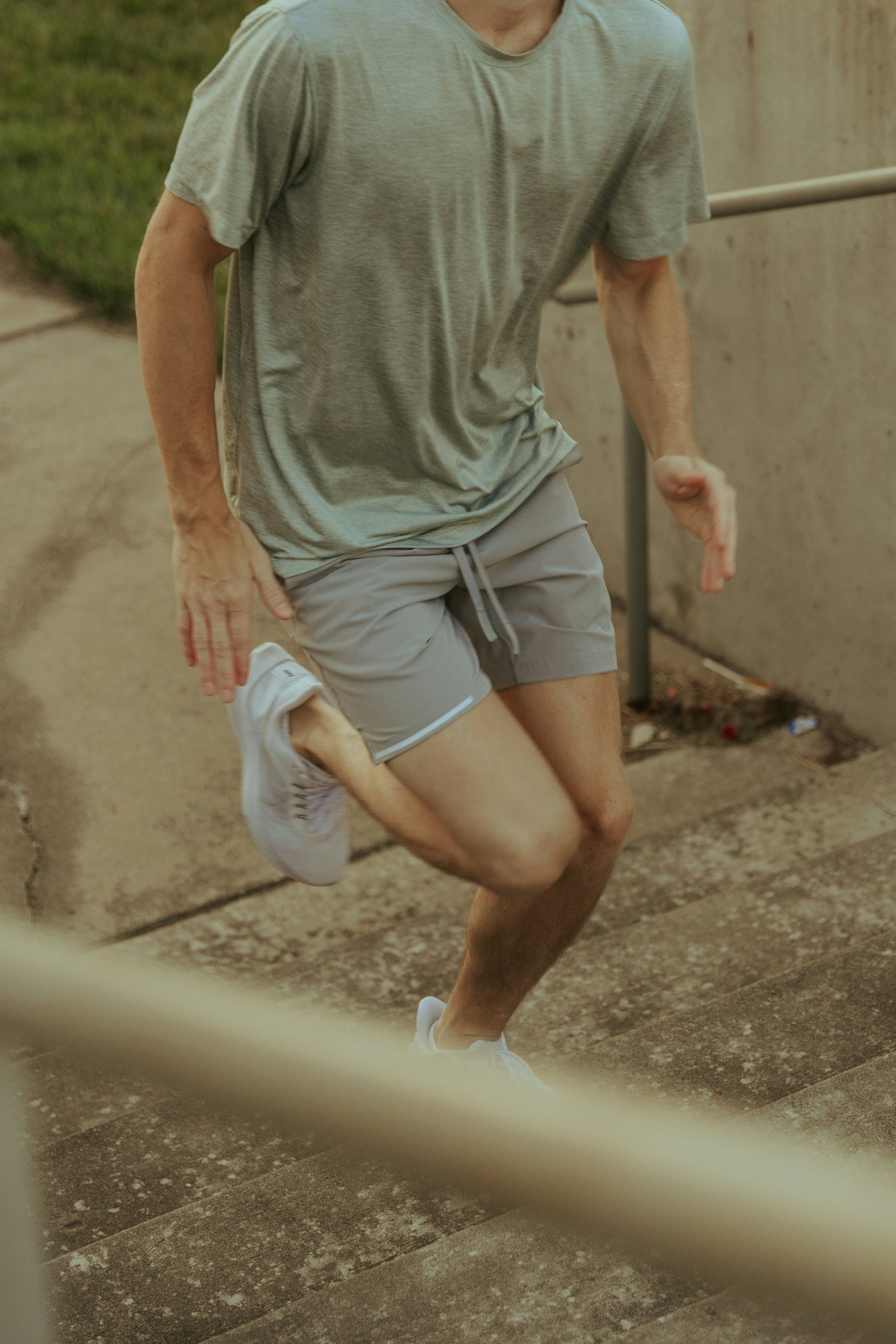 Läufer in grauem Funktionsshirt beim Sommertraining – das richtige Laufshirt bei Hitze