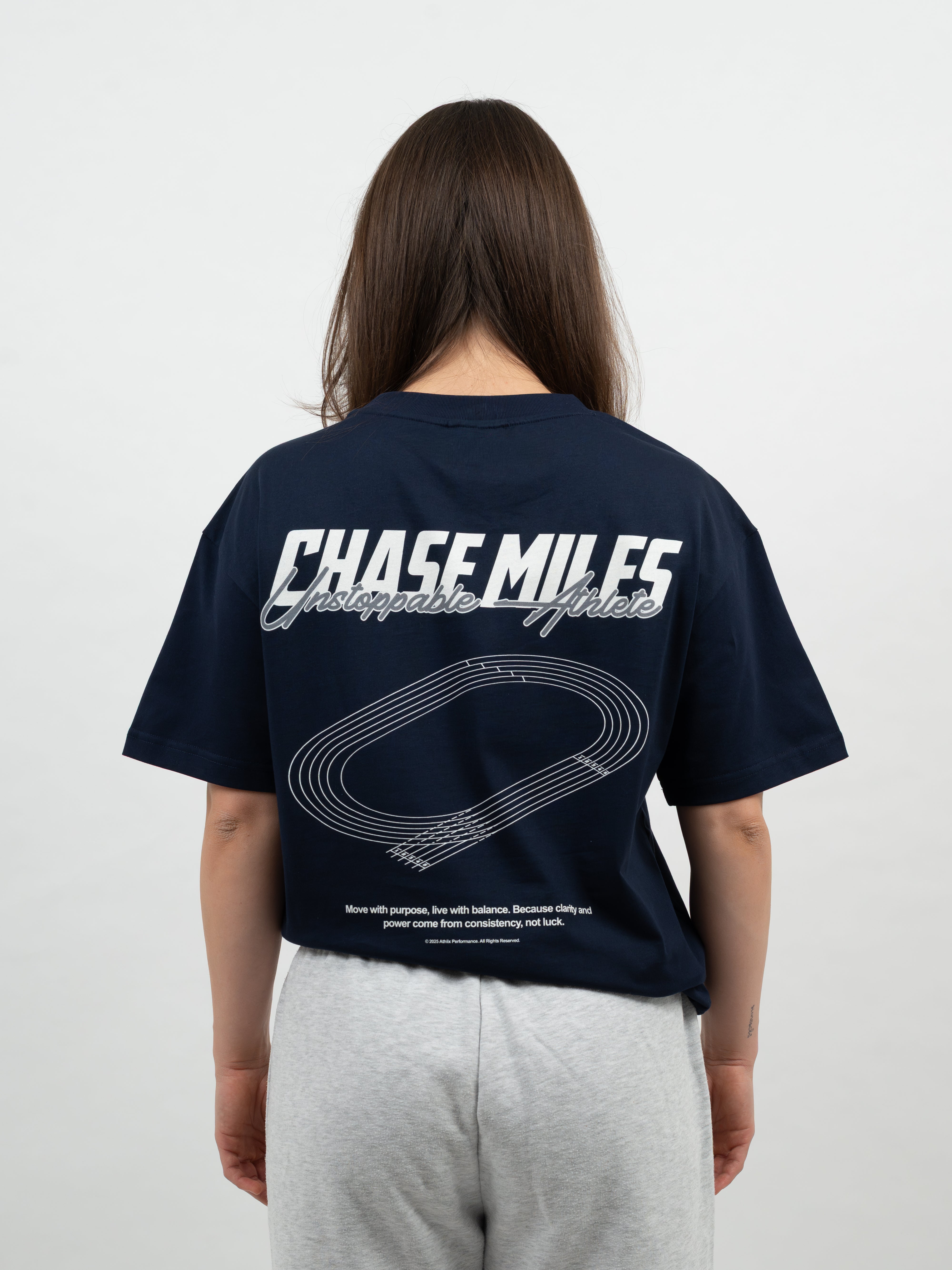 Chase Miles Essentials T-Shirt in Night Blue, Trageansicht