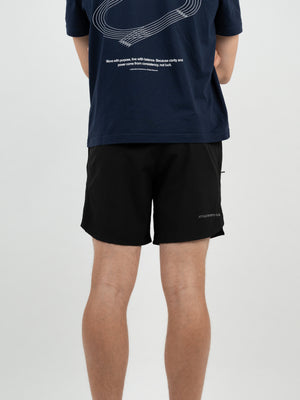 Schwarze Laufshorts von hinten getragen, mit hellem Athlix-Sports-Club-Schriftzug am Bein