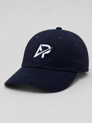 Dunkelblaue Cap mit weiss gesticktem AP-Logo auf der Front vor hellem Hintergrund