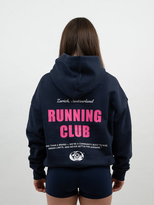 Running Club Essentials Hoodie in Night Blue, Rückansicht.