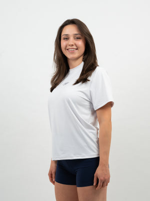 Frau im weissen Lauf-T-Shirt mit kleinem Brustprint und dunkelblauen Shorts vor hellem Hintergrund