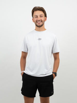Mann im weissen T-Shirt mit Athlix-Schriftzug auf der Brust und schwarzen Sportshorts
