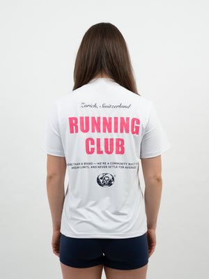 Frau von hinten im weissen T-Shirt mit pinkem Running-Club-Print und dunkelblauen Shorts