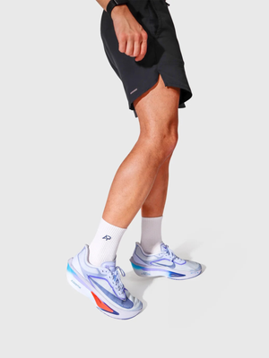 Beine eines Läufers in weissen Socken mit dunkelblauem AP-Logo und hellblauen Laufschuhen