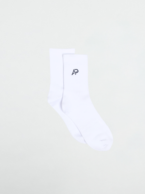 Paar weisse Sportsocken mit dunkelblau gesticktem AP-Logo vor hellem Hintergrund