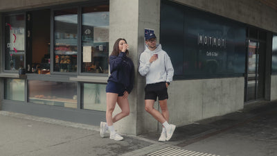 Sportliche Athleten unterwegs in Zürich beim Lifestyle-Run vor urbaner Kulisse im Athlix Performance Look.